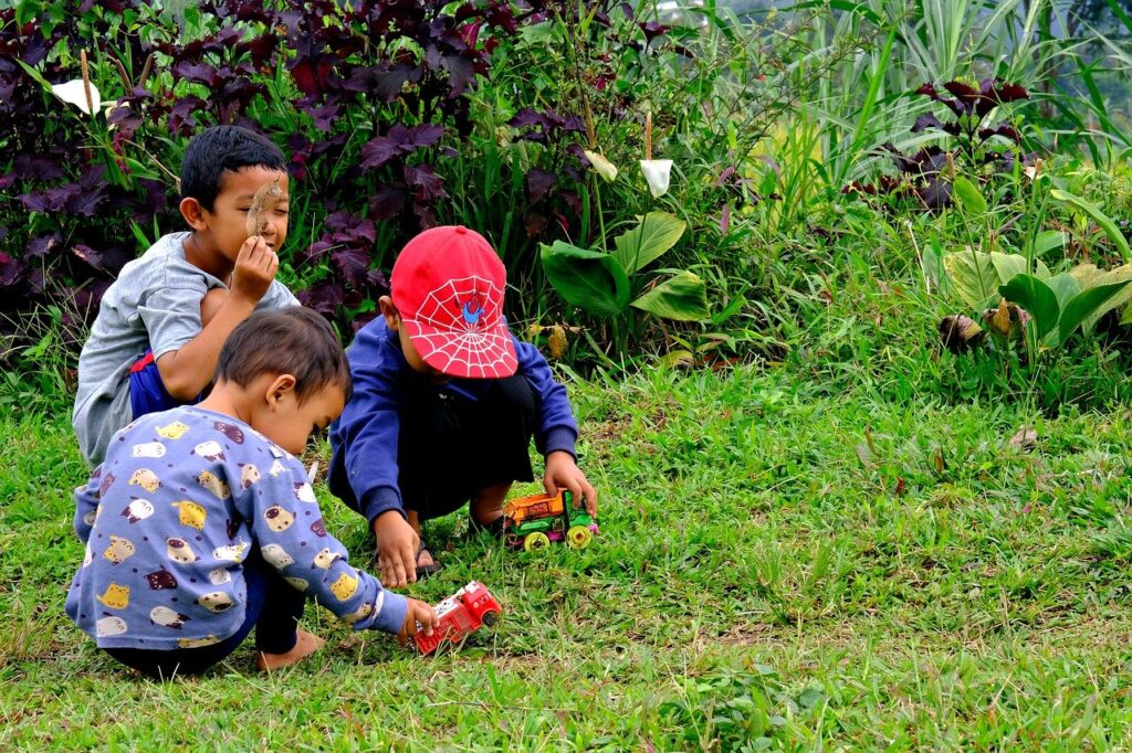 Play in Emotional and Social Development, kids playing outside with no screens