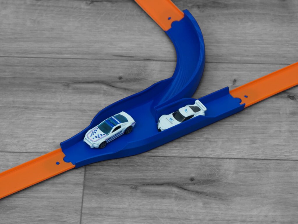 Hot Wheels Track compatible High Speed Banked Merge track piece with two toy cars merging,